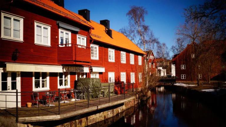 schwedisches Holzhaus am Fluss