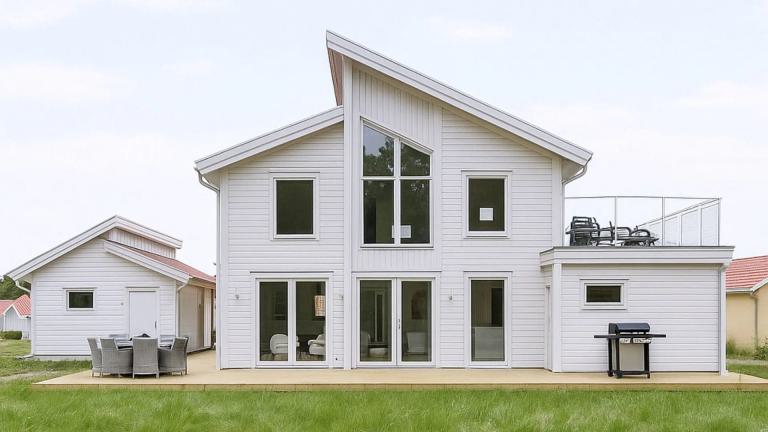 Holzhaus mit Balkon und Garage