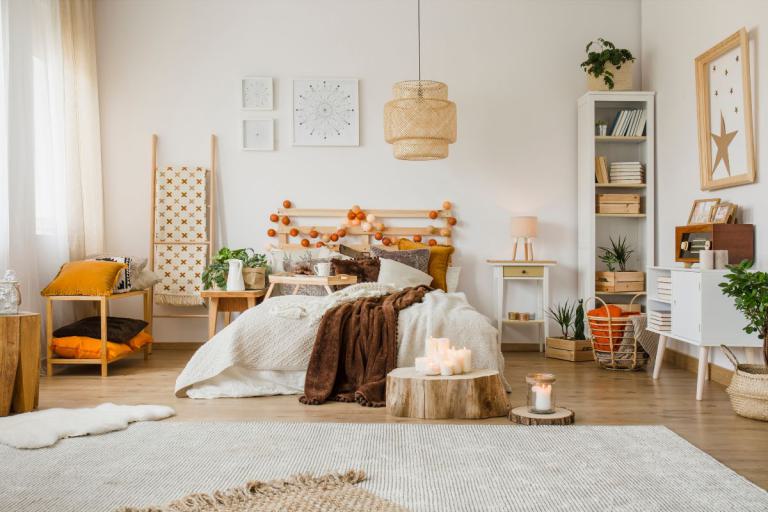gemütliche, herbstliche Dekoration in einem Wohnzimmer