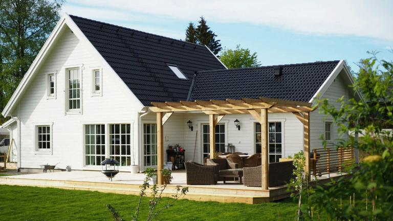 pergola vor einem eksjoehus