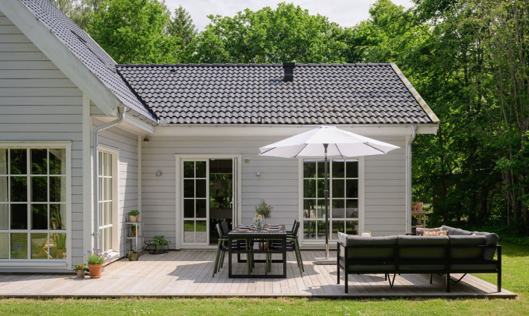 schwedisches Holzhaus in L-Form gebaut mit Terrasse